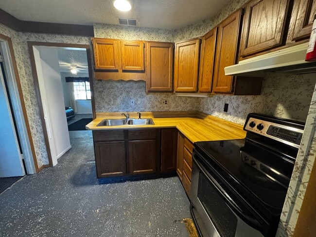 Building Photo - Charming Home with Mother in-Law Suite & Lake Access