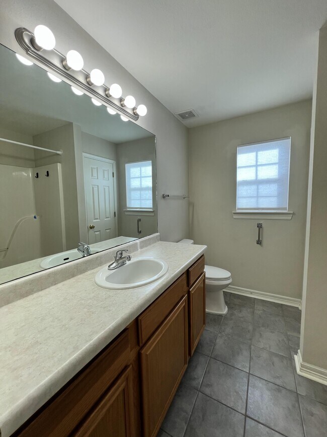 Building Photo - 1005 Zachary Dr