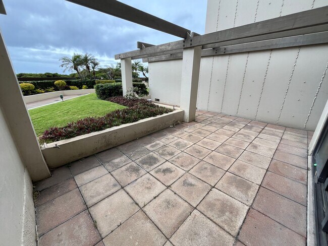 Building Photo - Yacht Harbor Towers (Ala Moana)-1282 sf, 2 bed+den, 2 bath, 2 prkg-INCLUDES UTILITIES