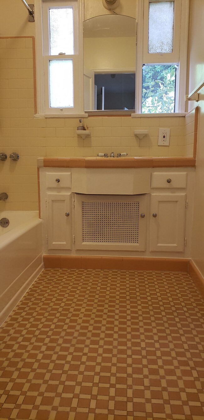 Bathroom - 2049 N Vermont Ave