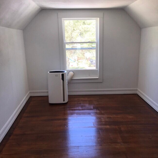 Upstairs front BR - 903 Ward St