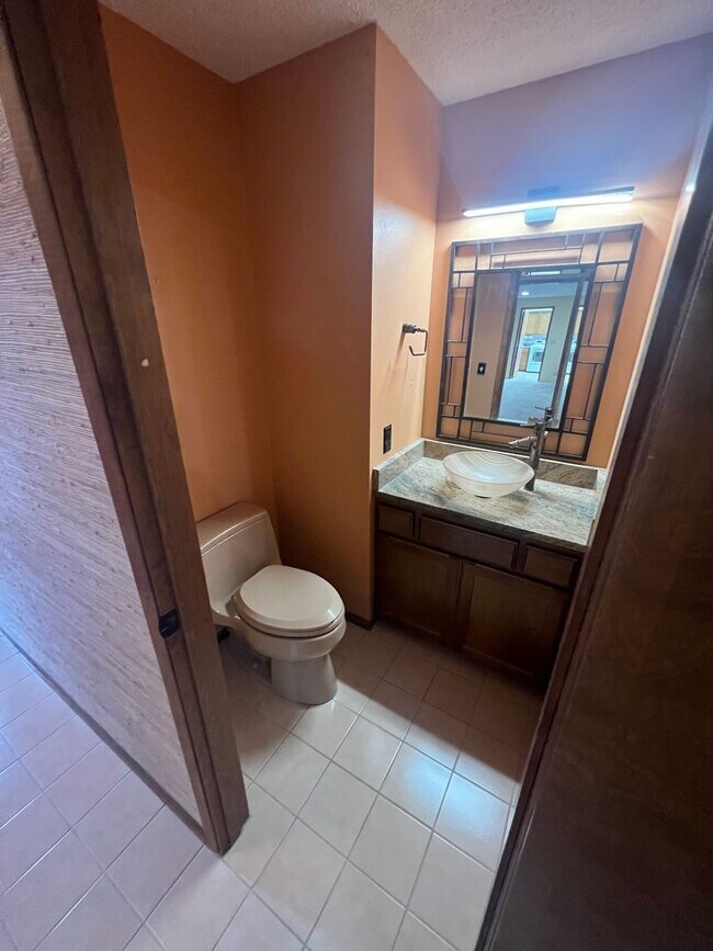 Building Photo - 250 NW Sunrise Dr