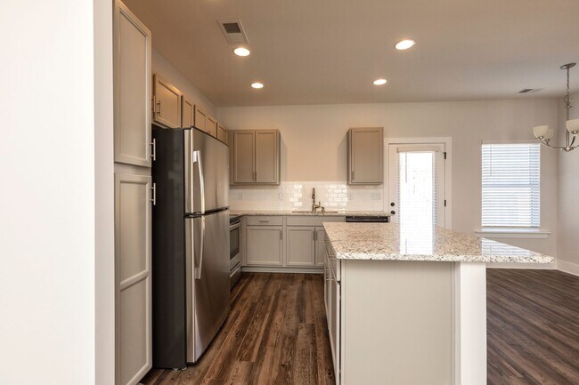 Building Photo - Spacious 3 Bedroom Home with Primary Suite on Main Level