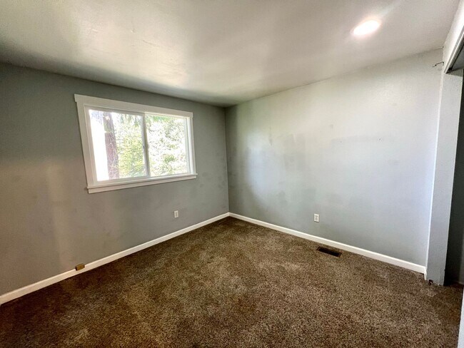 Building Photo - Charming 3-Bed, 3-Bath Home with Bonus Roo...
