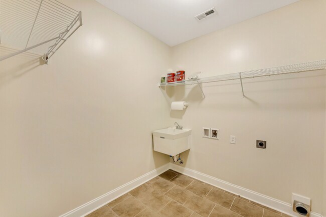 Building Photo - 7587 Crestridge Dr SE