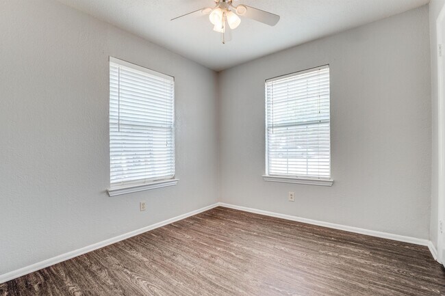 Building Photo - 629 Park Ln
