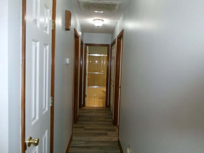 Building Photo - Spacious 3 bedroom home in the Forestbrook...