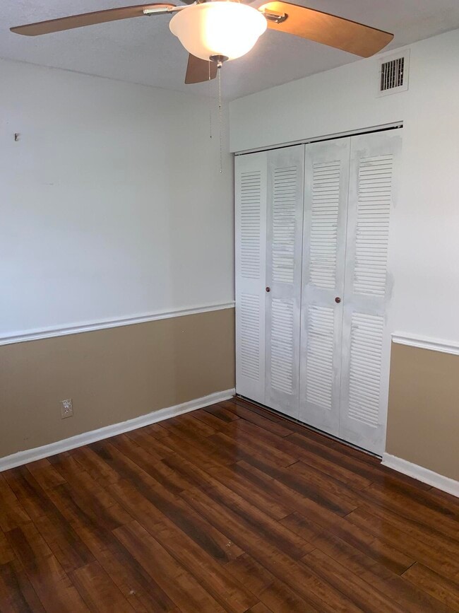 Building Photo - 2015 Coral Ridge Dr