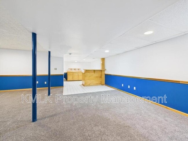 Building Photo - 411 Treeview Dr