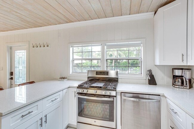 Building Photo - 518 33rd St