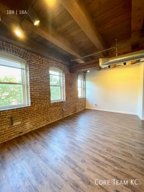 Building Photo - 204 Walnut St