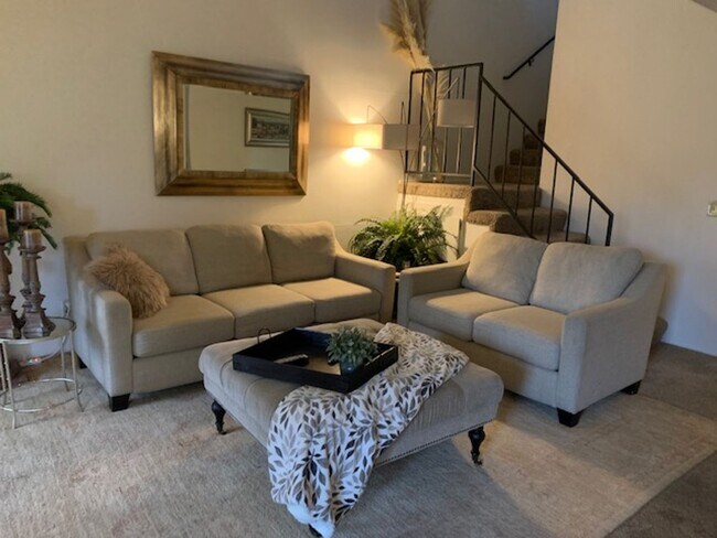 Building Photo - WELL MAINTAINED 2 BR, 2 BA TOWNHOME BY VAN MALL AREA!