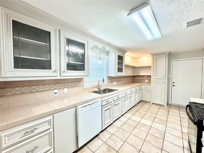 Building Photo - 811 Adele St