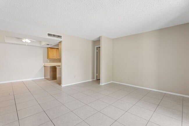 Building Photo - 4444 E Paradise Ln