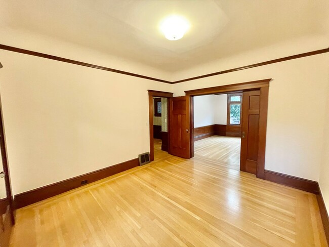 Building Photo - 2BR/1BA Meticulous Full Floor Flat! Laundr...