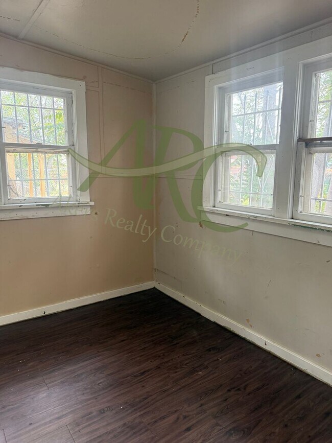 Building Photo - 1216 Cedar St