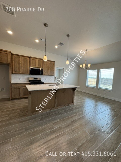 Building Photo - 708 Prairie Dr