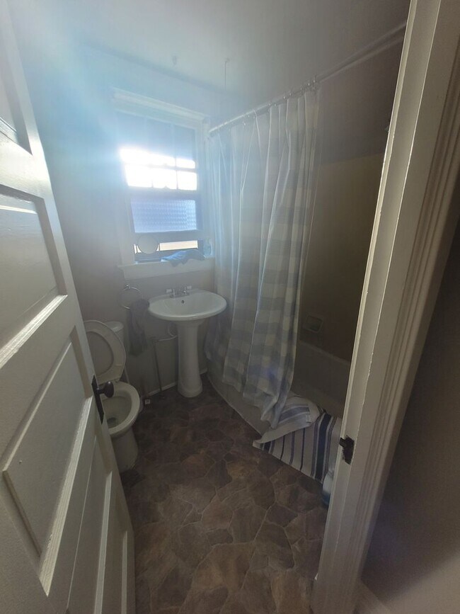 Building Photo - AVAILABLE JUNE - 3 Bed 1 Bath w/ Bonus Att...