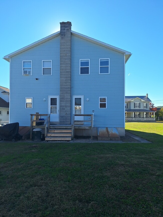 Building Photo - 145 Honeymoon St