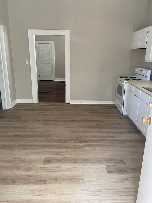 Building Photo - ***4 Bedroom / 1 Bathroom Home for Rent in...
