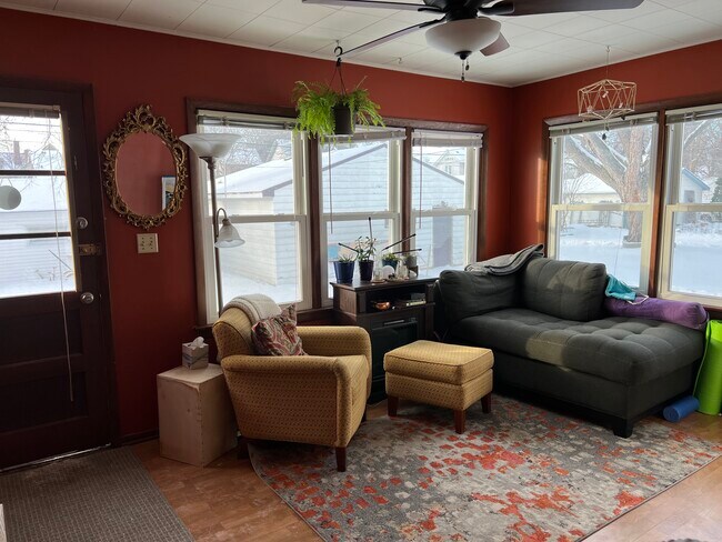 Shared Room - 1015 20th Ave SE