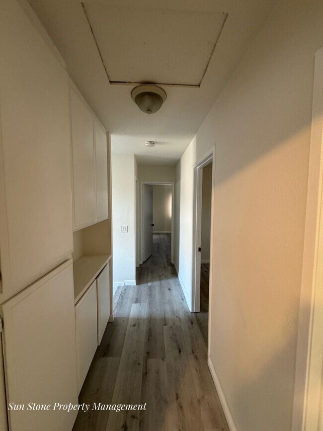 Building Photo - House in Ontario