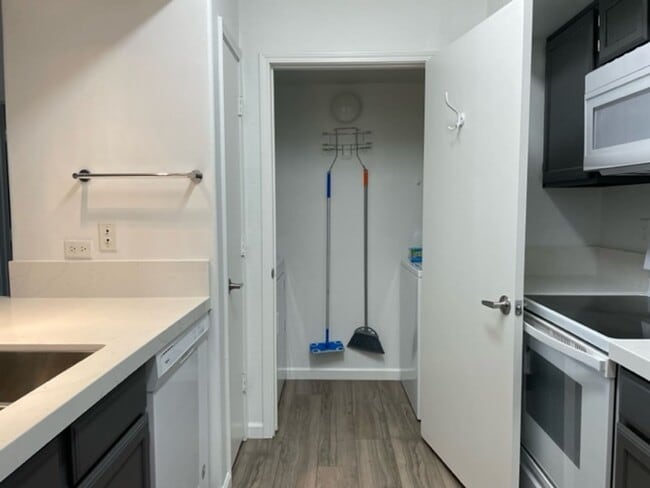 Building Photo - 2 Bedroom 2 Bath Condo W Sunset