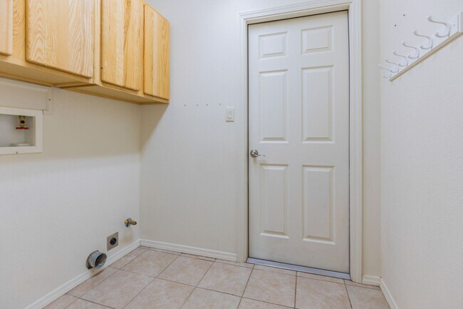 Building Photo - Beautiful Home W/Solar Panels