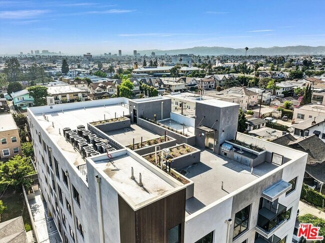 Building Photo - 1537 S Wilton Pl