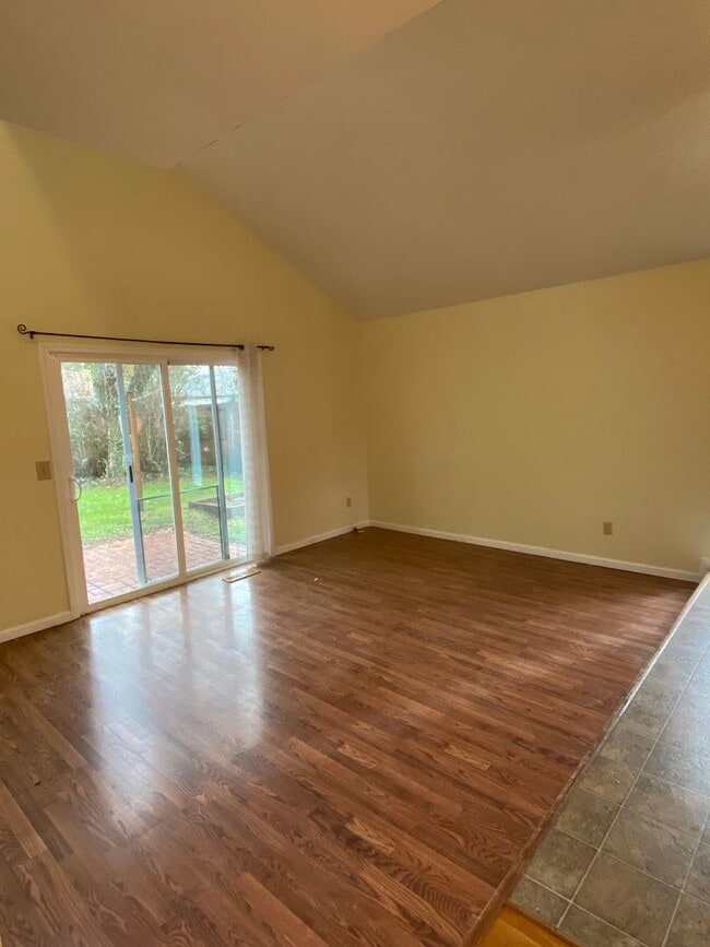 Building Photo - Spacious 4 Bedroom House in South Town!