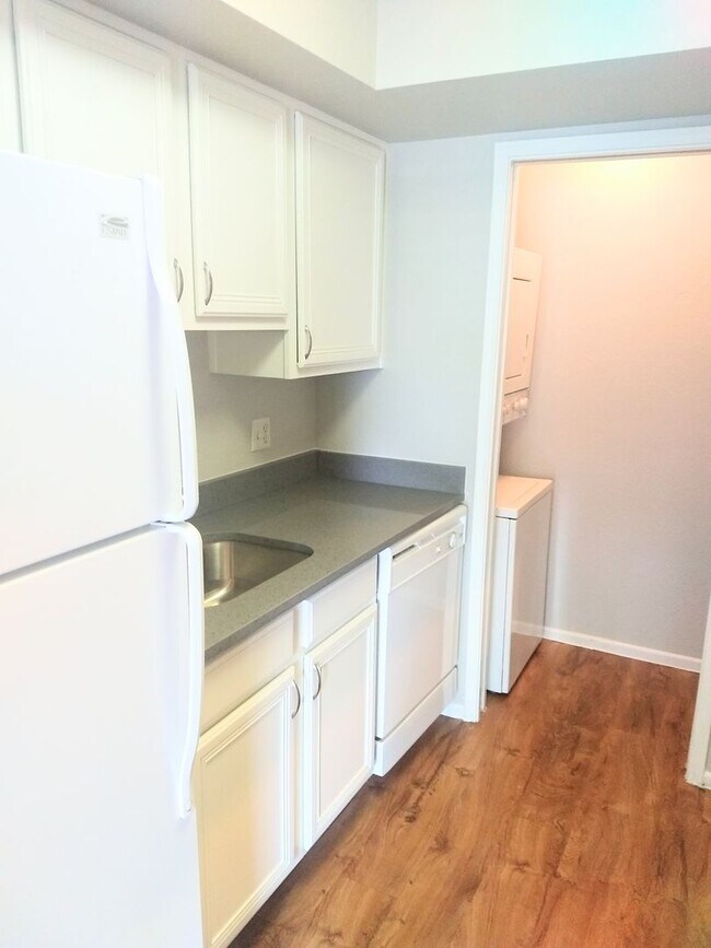 Building Photo - Spacious Two Bedroom Two Bathroom Condo