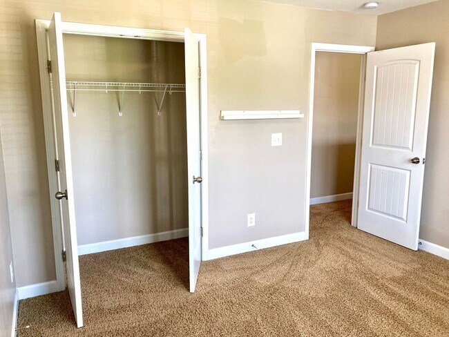 Building Photo - 5 Bedroom 3 Bath Hubert Home for Rent