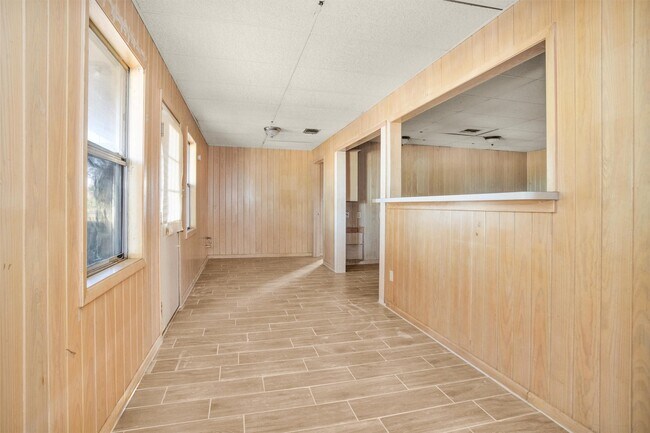 Building Photo - 601 S Cochran St