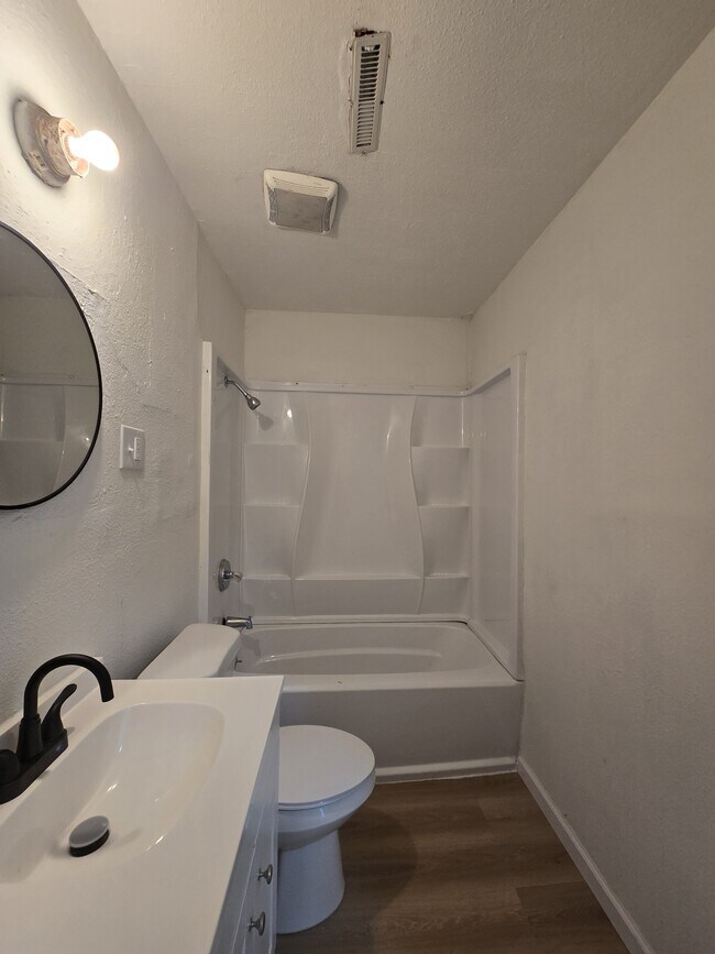 Building Photo - 1018 N Volutsia