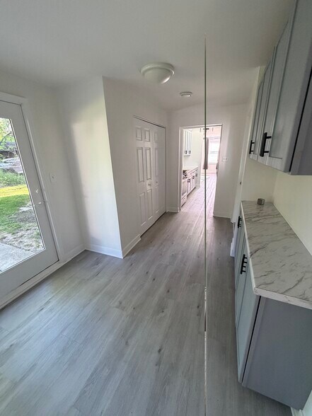 Sunroom - 3206 S Waterview Ave