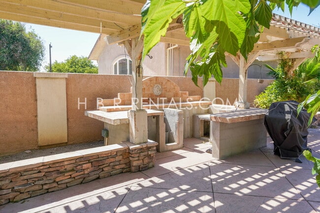 Building Photo - Charming 3-Bedroom Haven with 2 Full Baths...