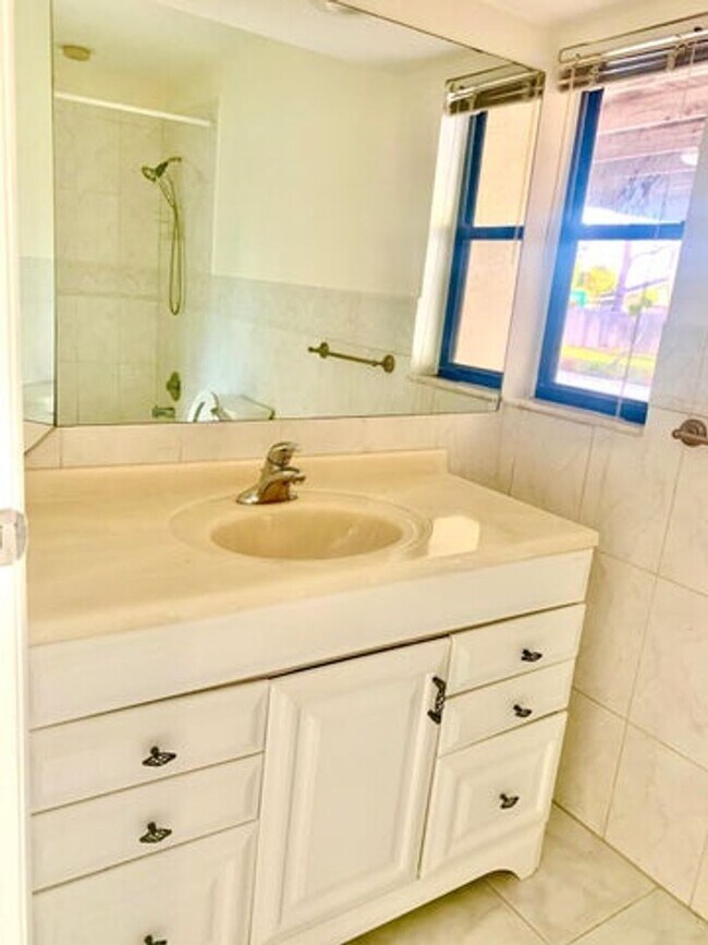 Building Photo - 107 Gibraltar St