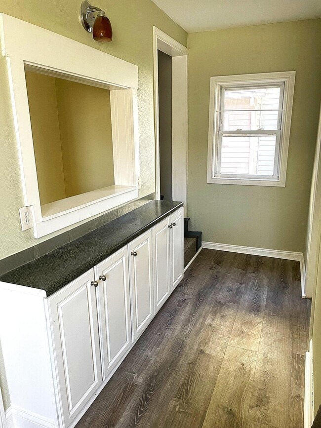 Building Photo - 264 W 8th St