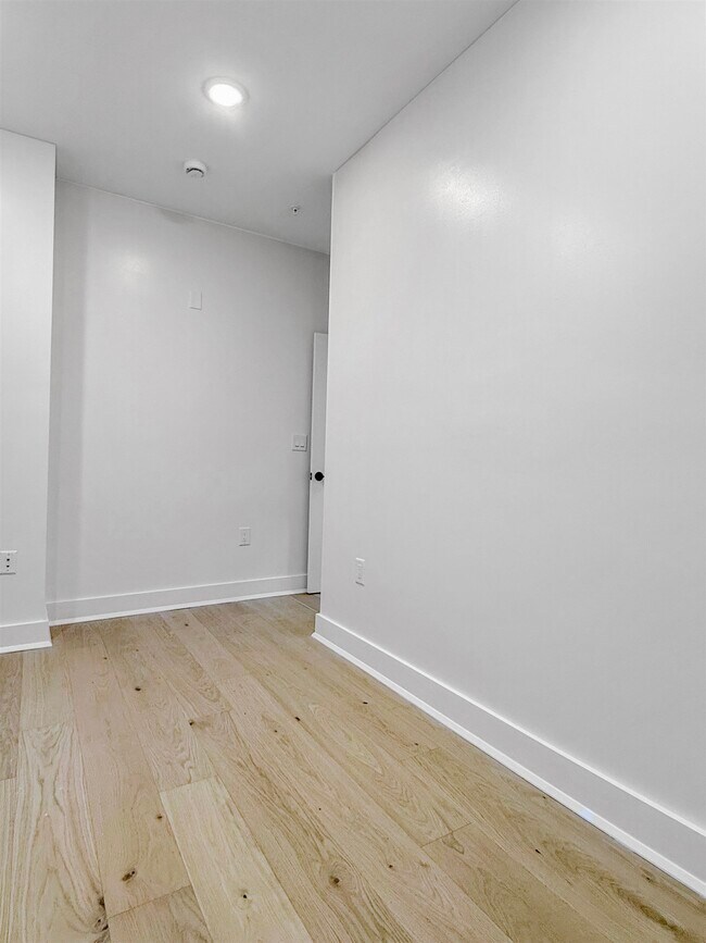 Building Photo - 185 Mallory Ave