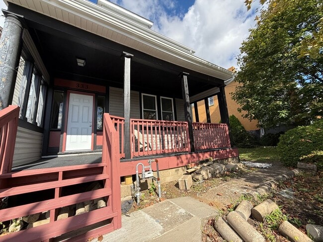 Building Photo - Updated 3BR 1.5 bath house with office/ of...