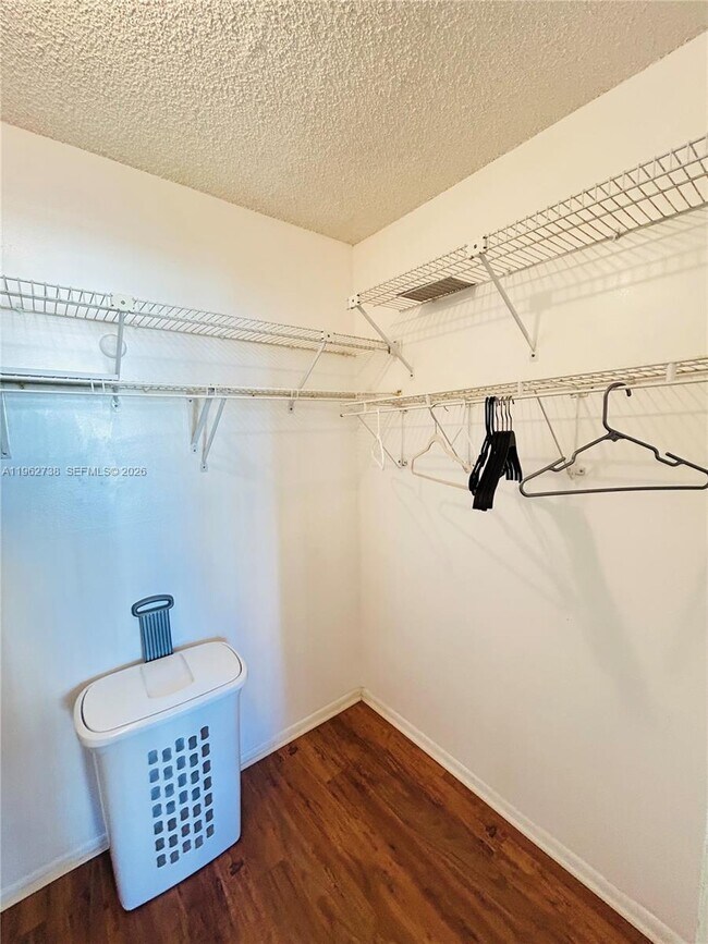 Building Photo - 800 Parkview Dr