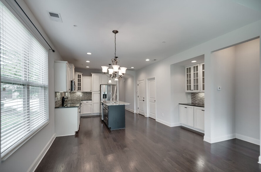 Building Photo - 141 Ambassador Private Cir