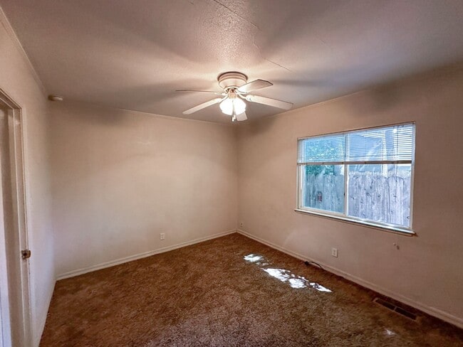 Building Photo - 5 Bedrooms and 3 Bathrooms!