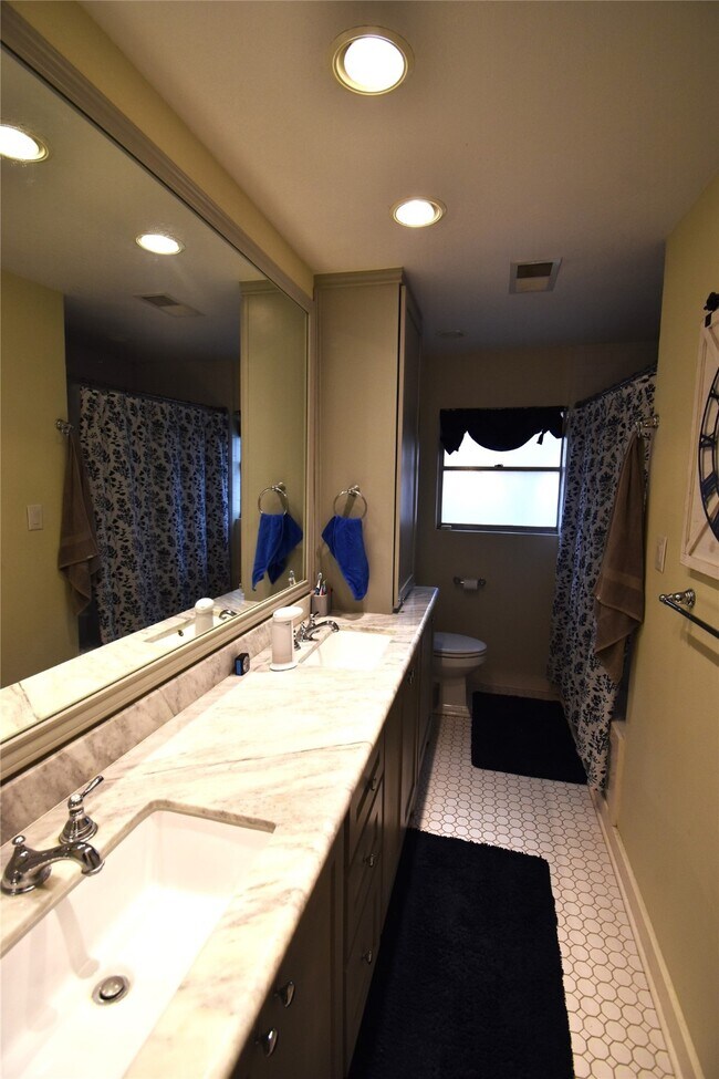 Building Photo - 8011 Meadowvale Dr