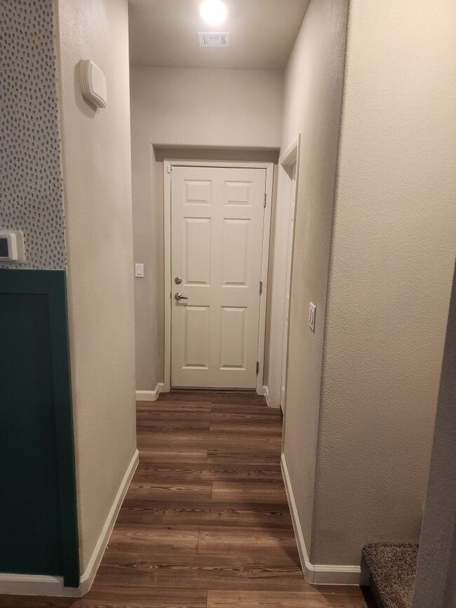 Building Photo - 3 bedroom/ 2 bath condo in gated community
