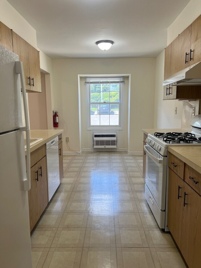 Building Photo - 662 Goffle Rd