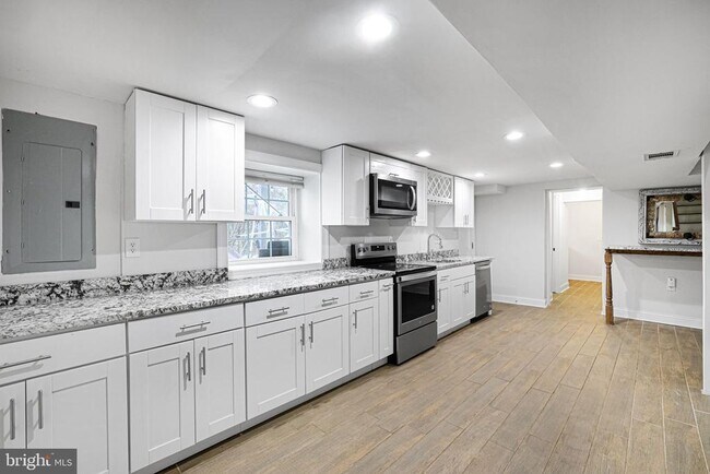 Building Photo - 3158 Westover Dr SE