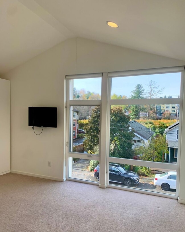 Building Photo - Mount Baker/Columbia City Townhome
