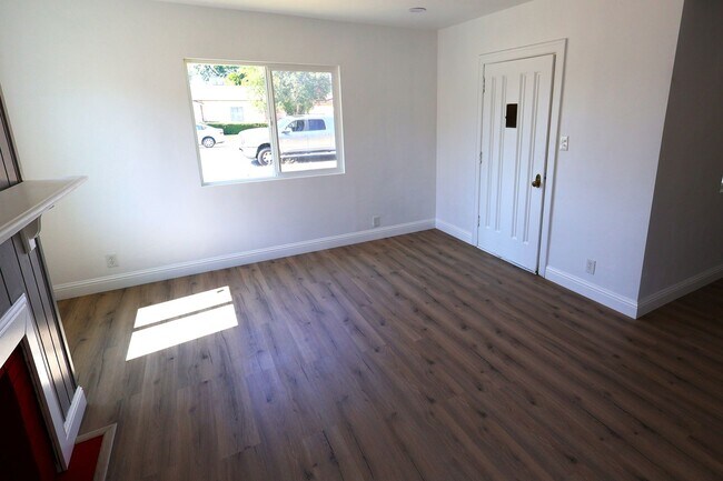 Building Photo - Stunning 2-Bedroom Home with Modern Updates