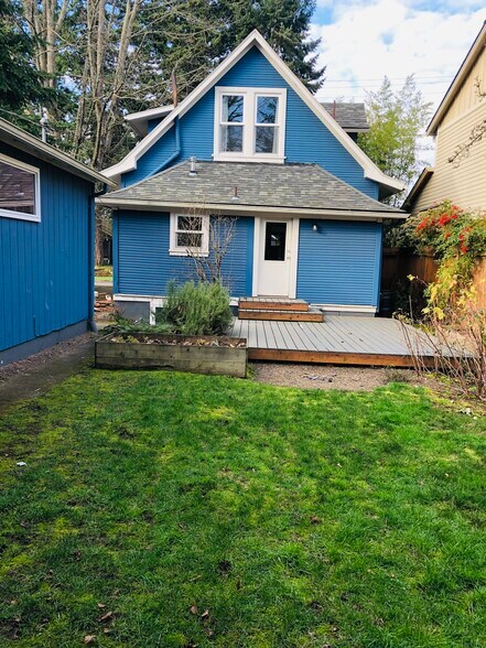 Backyard and porch - 5336 SE 44th Ave